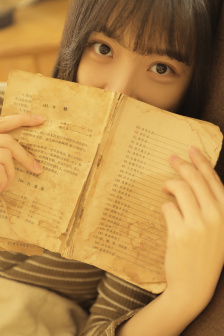 女巨人踩踏